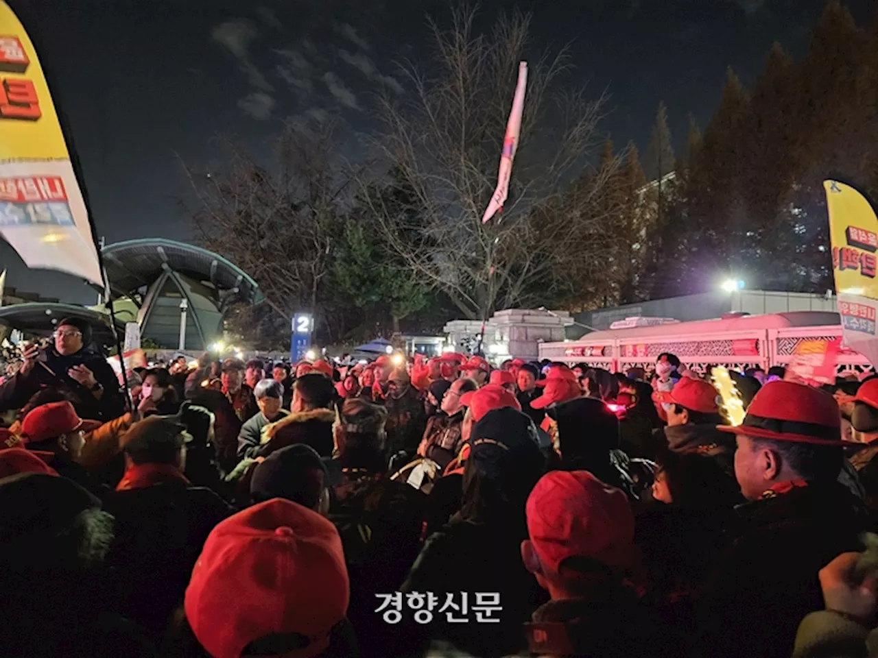 국민의힘 의원들 못나오게…시민들 국회 에워쌌다 “탄핵 표결 참석하라”