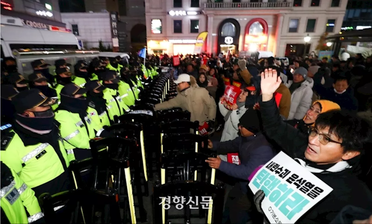 [속보]국민의힘 당사 쪽으로 몰리는 시민들···“국힘 해체!” 연호 중