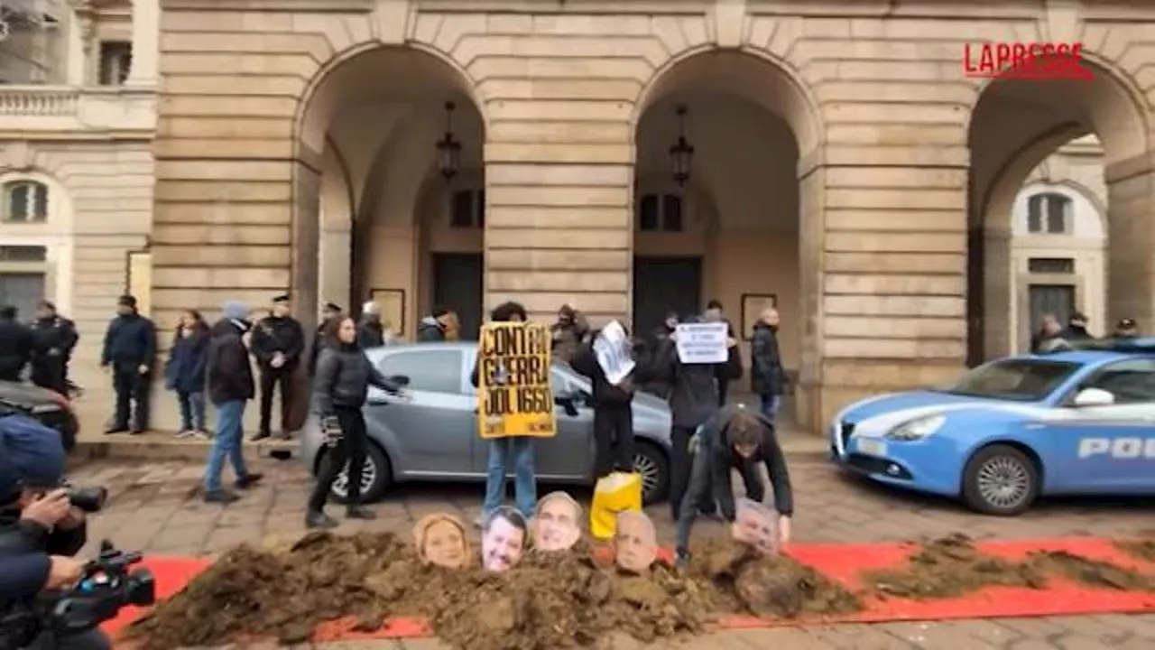 Milano, protesta dei centri sociali davanti alla Scala: foto di Meloni e Netanyahu nel letame