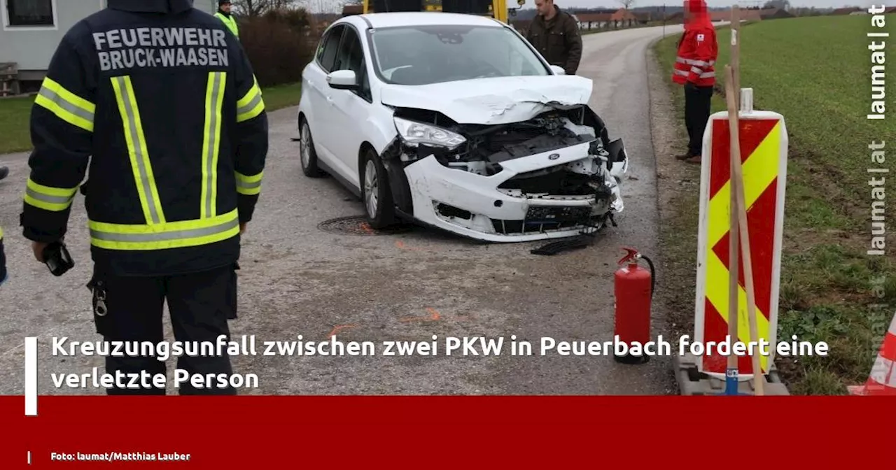 Kreuzungsunfall zwischen zwei PKW in Peuerbach fordert eine verletzte Person