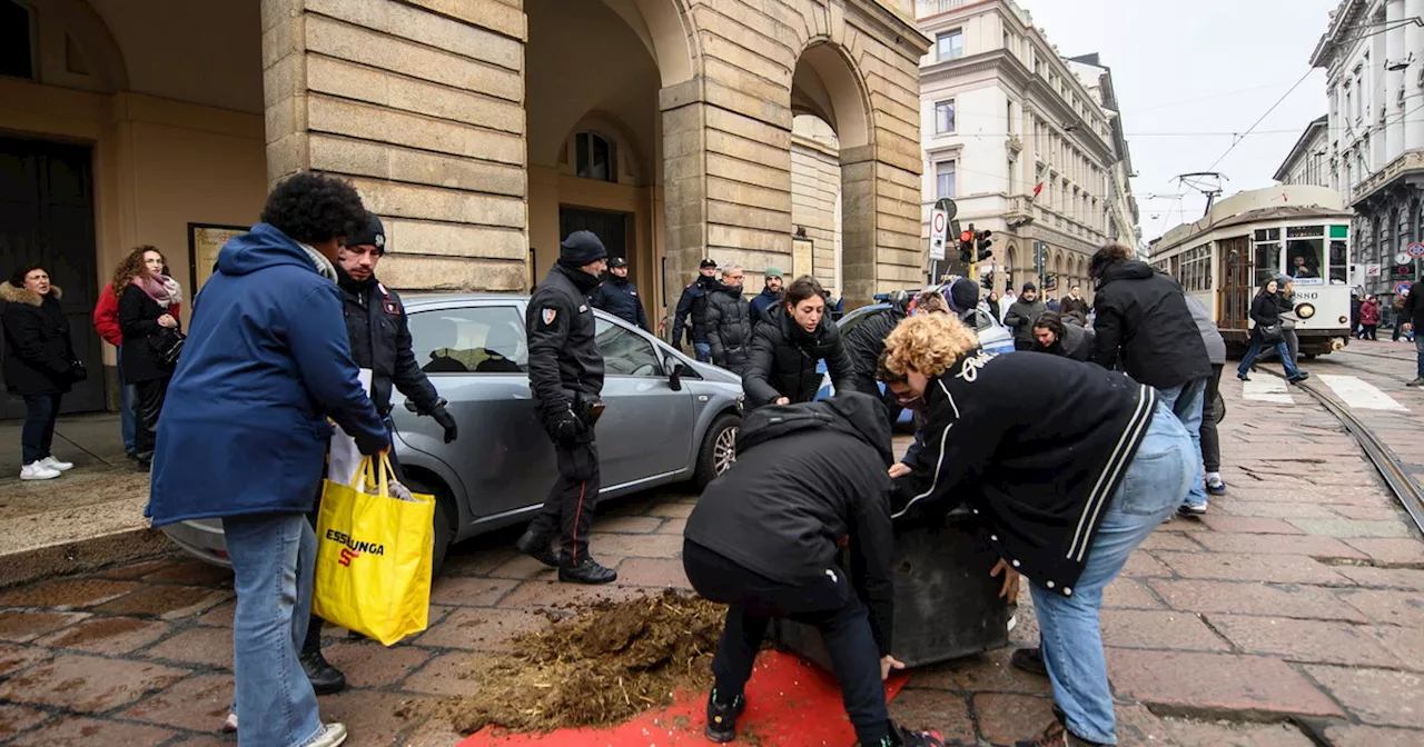 Prima della Scala, blitz dei centri sociali: foto di Meloni, La Russa e ministri nel letame