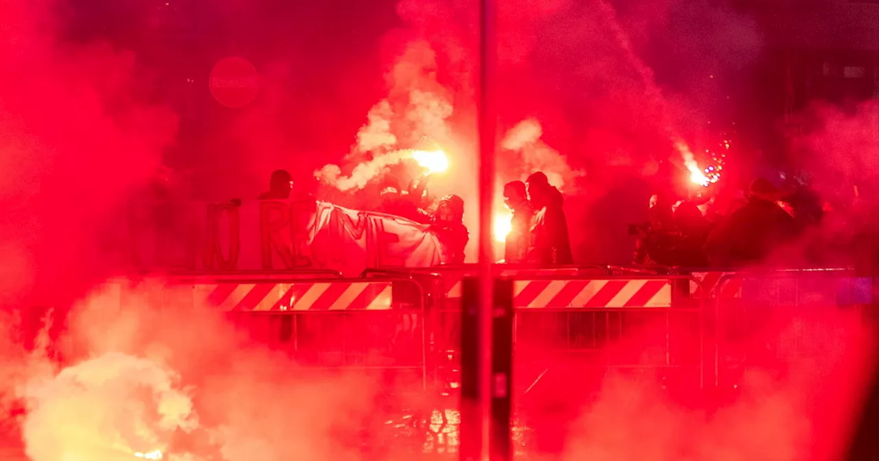 Prima della Scala, fumogeni e petardi contro la polizia: pro Pal tentano di sfondare la zona rossa