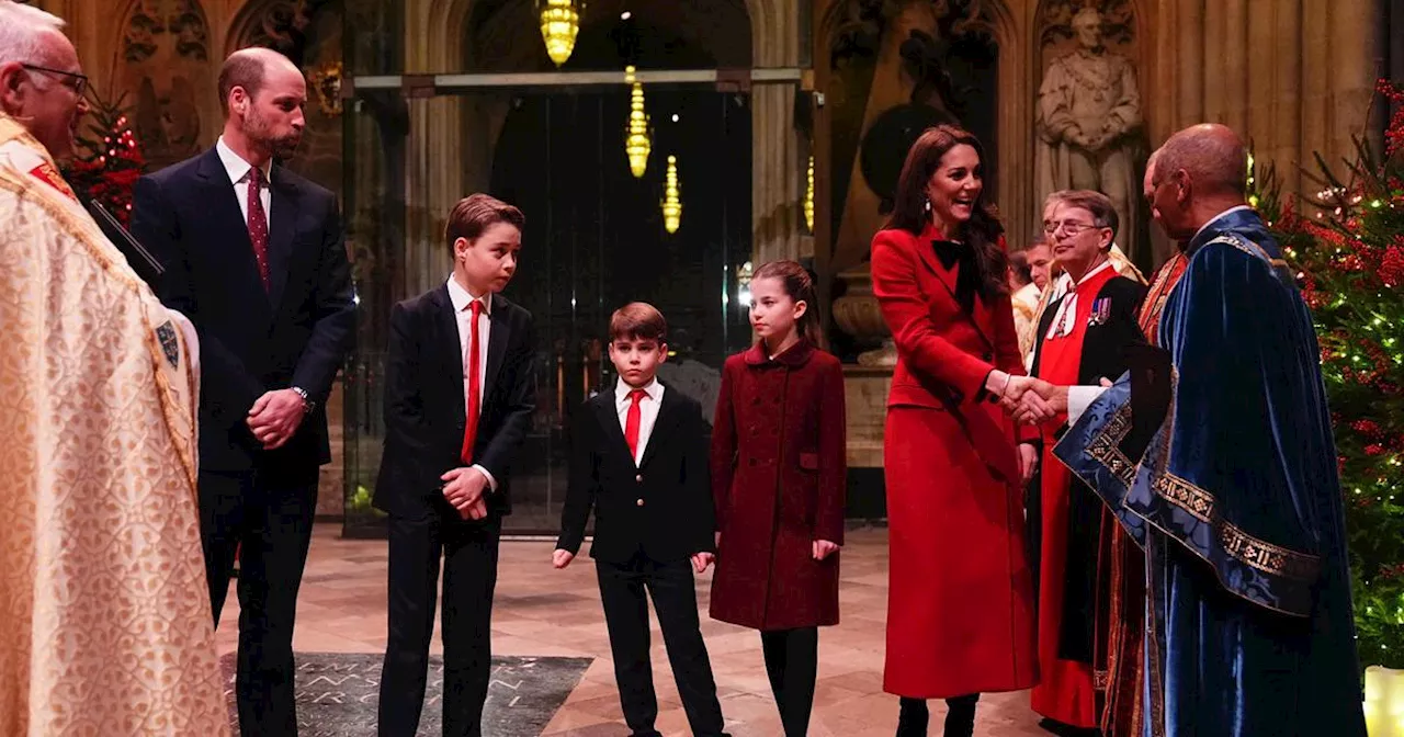 En manteau rouge et nœud de velours, Kate Middleton envoûte Westminster pour son concert de Noël