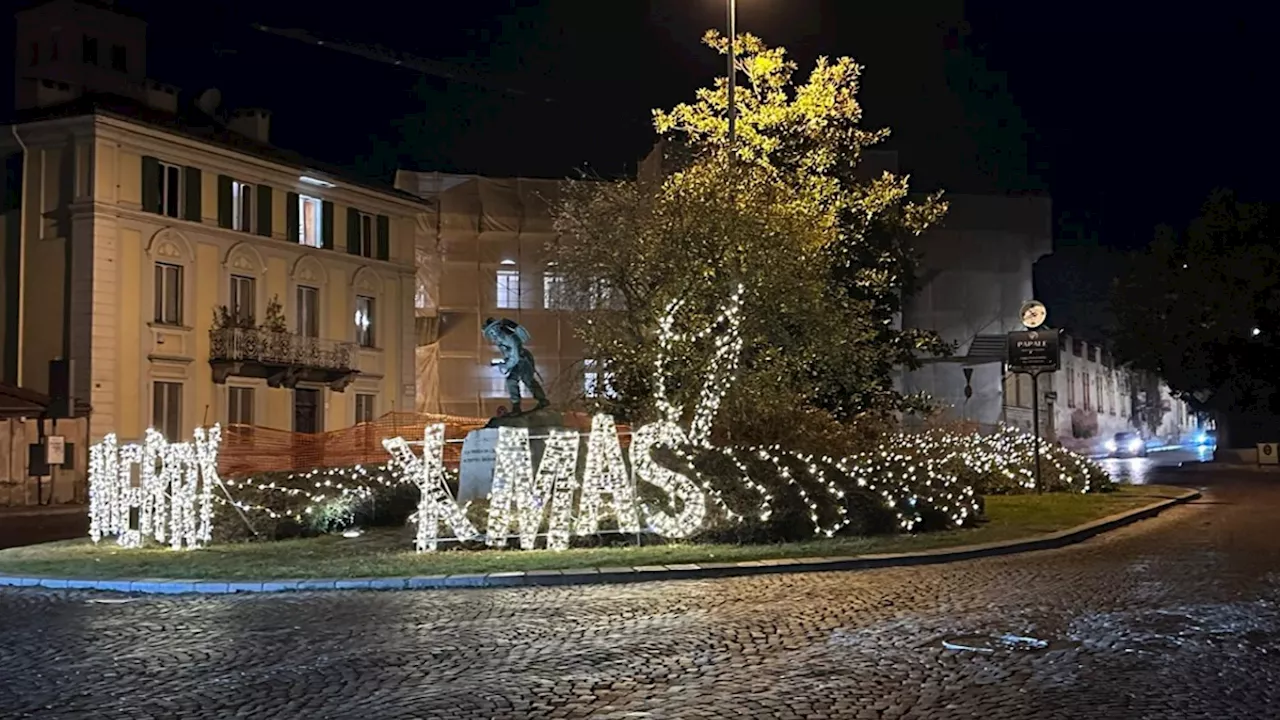 Biella, le luci di Natale con scritto 'Merry X Mas' scatenano la polemica politica