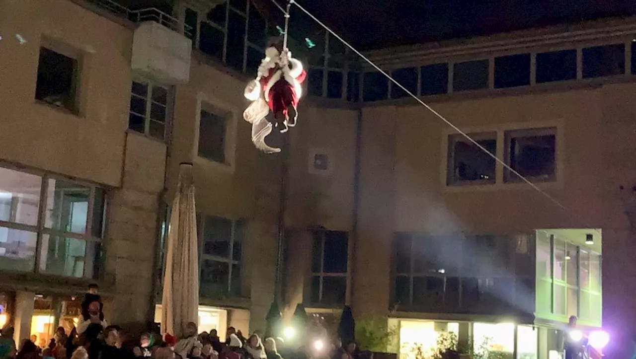 Le Père Noël est bien descendu du Beffroi millavois sous les applaudissements des minots enchantés