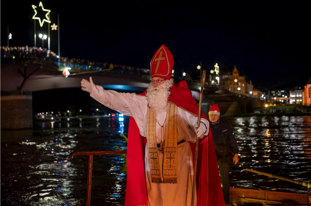 Nikolaus kommt mit dem Boot zu den Kindern