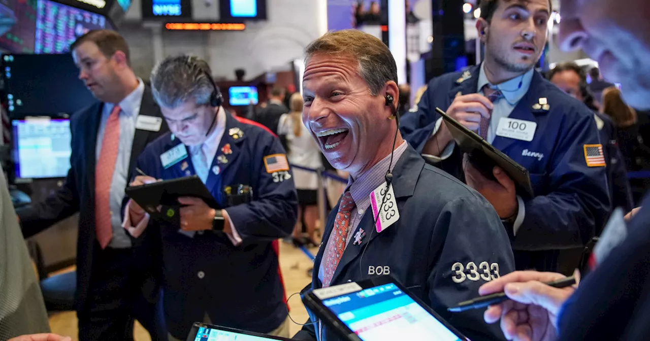 S&P 500 rises to a record close Friday, posts third straight winning week