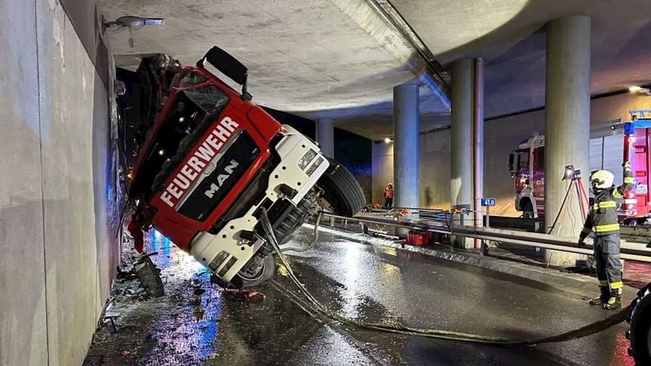 FF-Einsatzfahrzeug in schweren Unfall verwickelt: Drei Verletzte