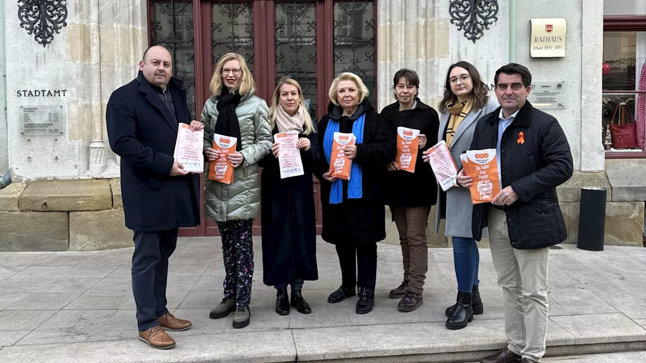 Gebäck-Sackerl und Button als Zeichen gegen Gewalt an Frauen