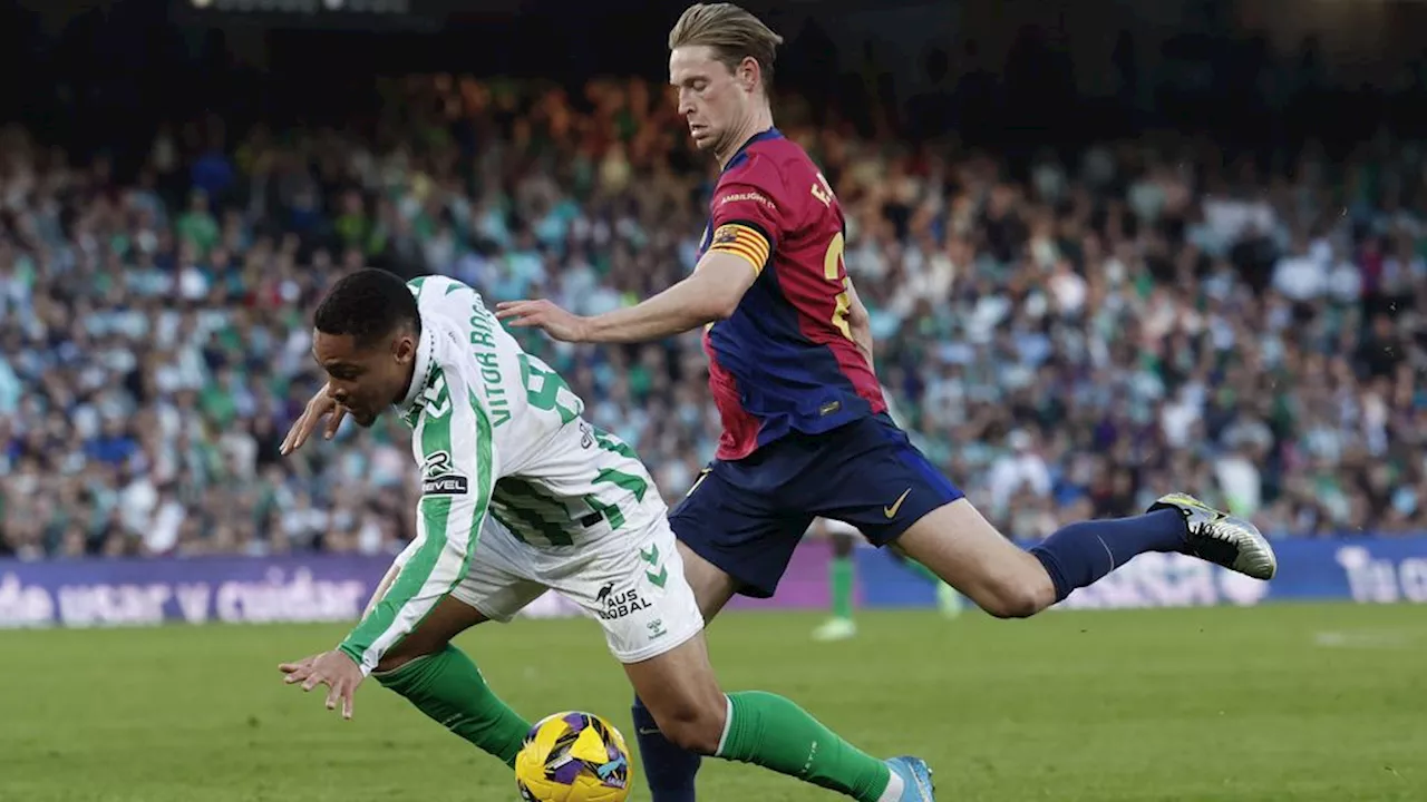 Barça laat Betis in blessuretijd langszij komen, De Jong veroorzaakt strafschop