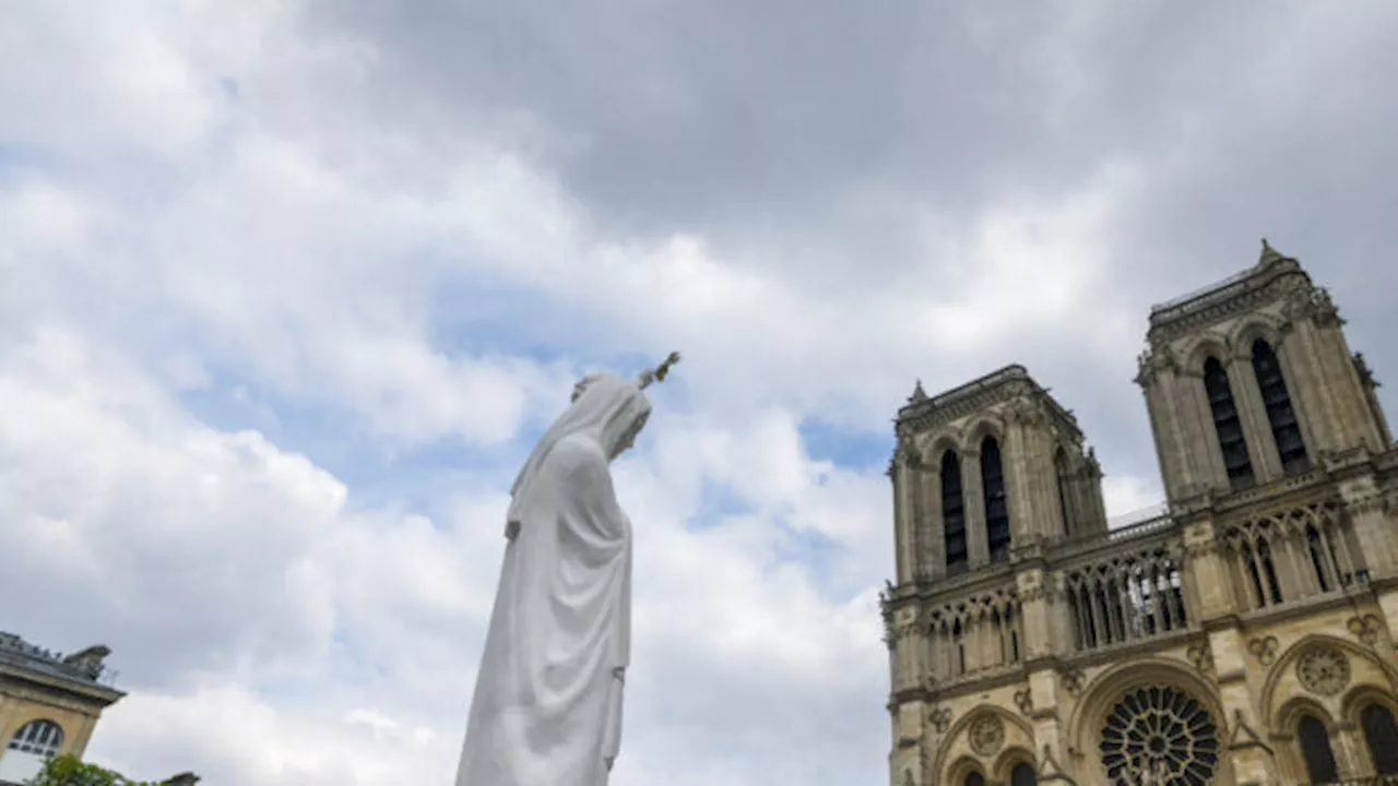 Notre-Dame geopend tegen de achtergrond van politieke crisis