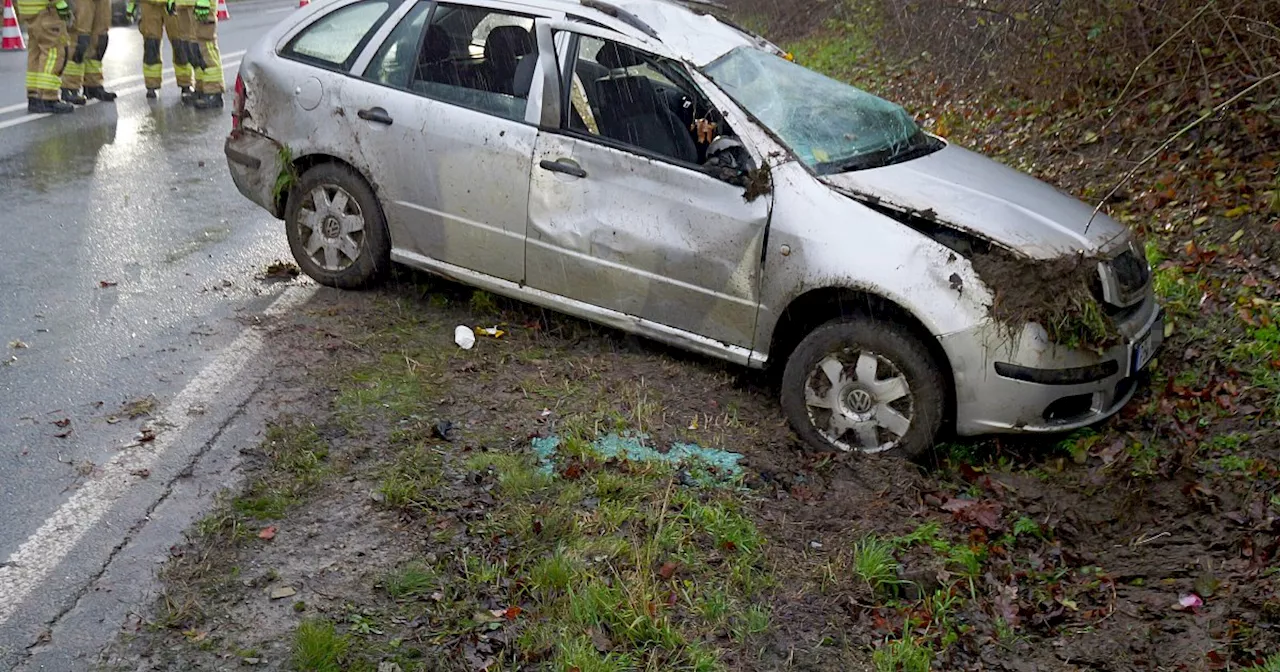 Auto überschlägt sich auf B64 bei Paderborn