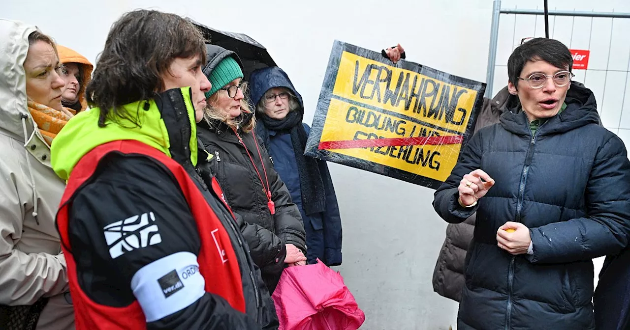 Eine Fachkraft für 60 Kinder: Kita-Mitarbeiter demonstrieren in Bielefeld