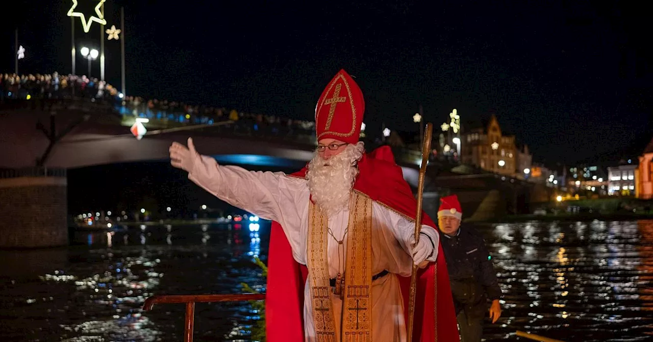 Nikolaus kommt mit dem Boot zu den Kindern