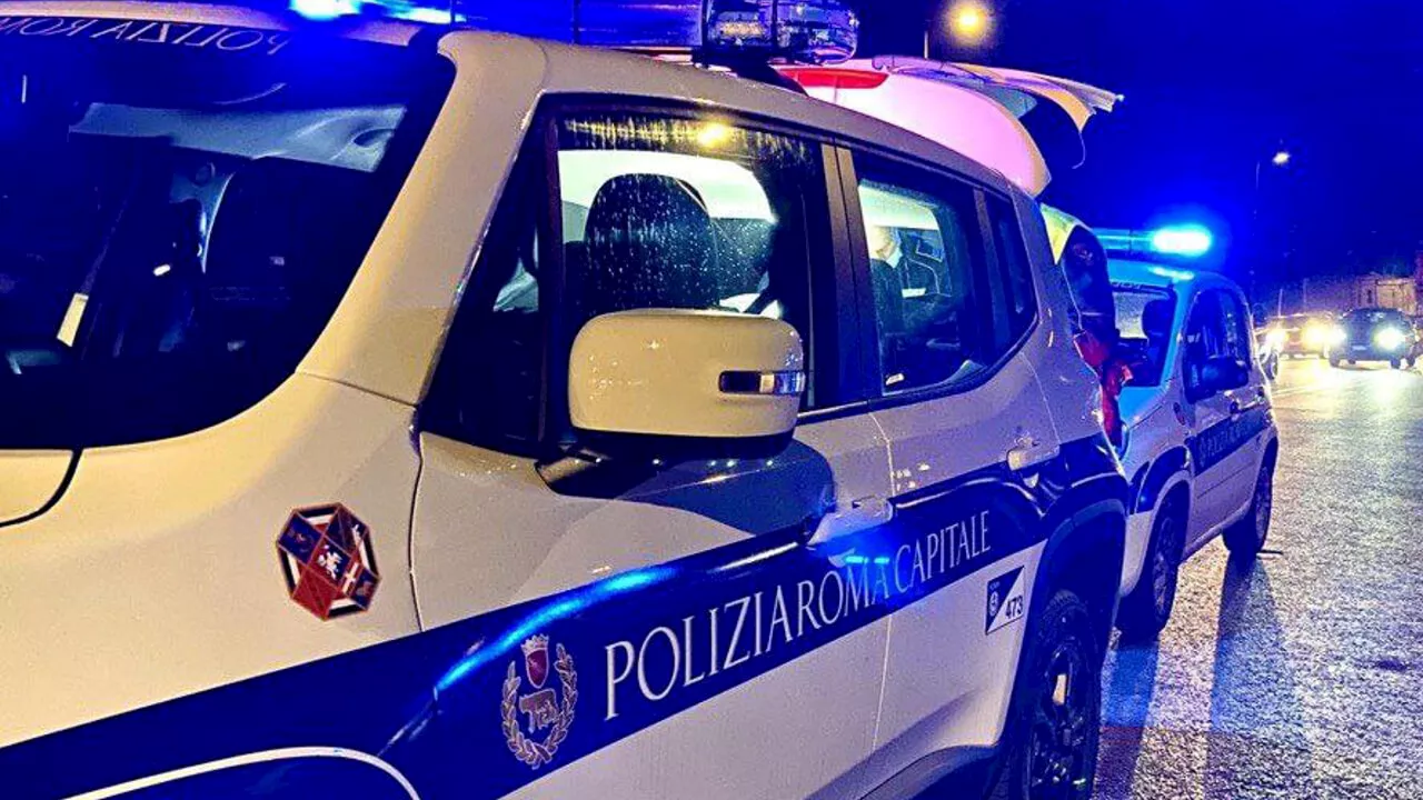 Incidente a Roma: perde controllo dello scooter e finisce contro lo spartitraffico, morto 24enne