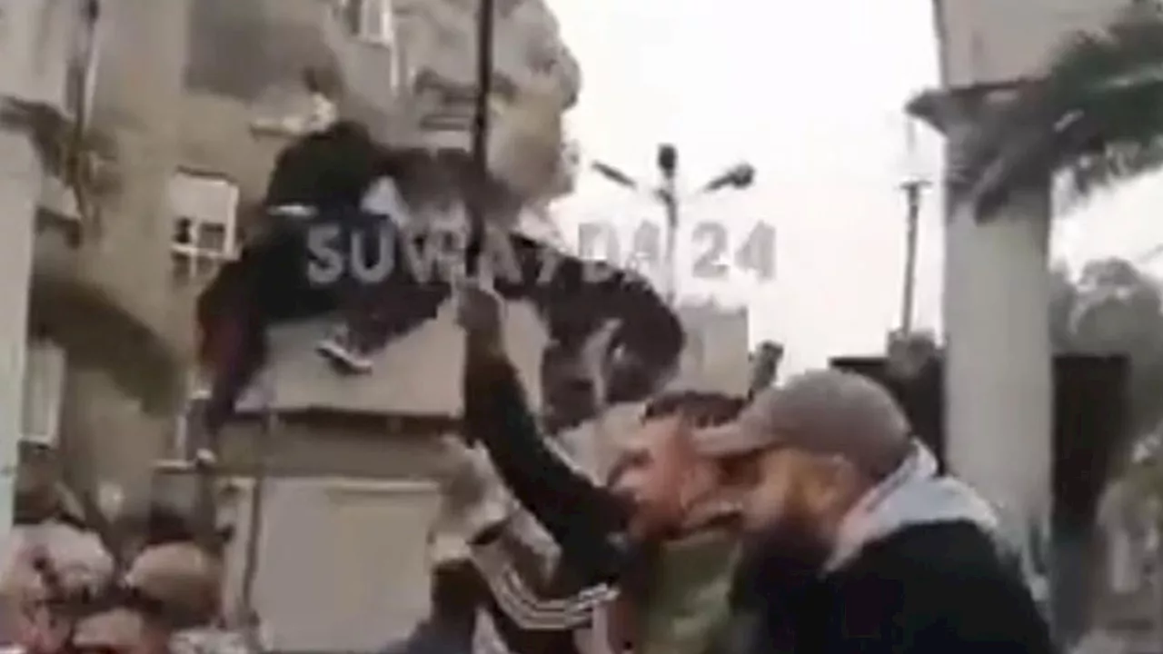 Rebel forces 'reach Damascus suburbs' as protesters topple statue on outskirts