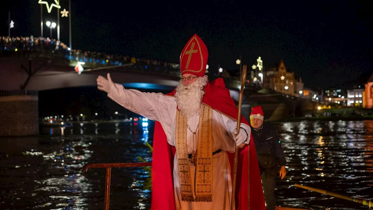 Brauchtum: Nikolaus kommt mit dem Boot zu den Kindern