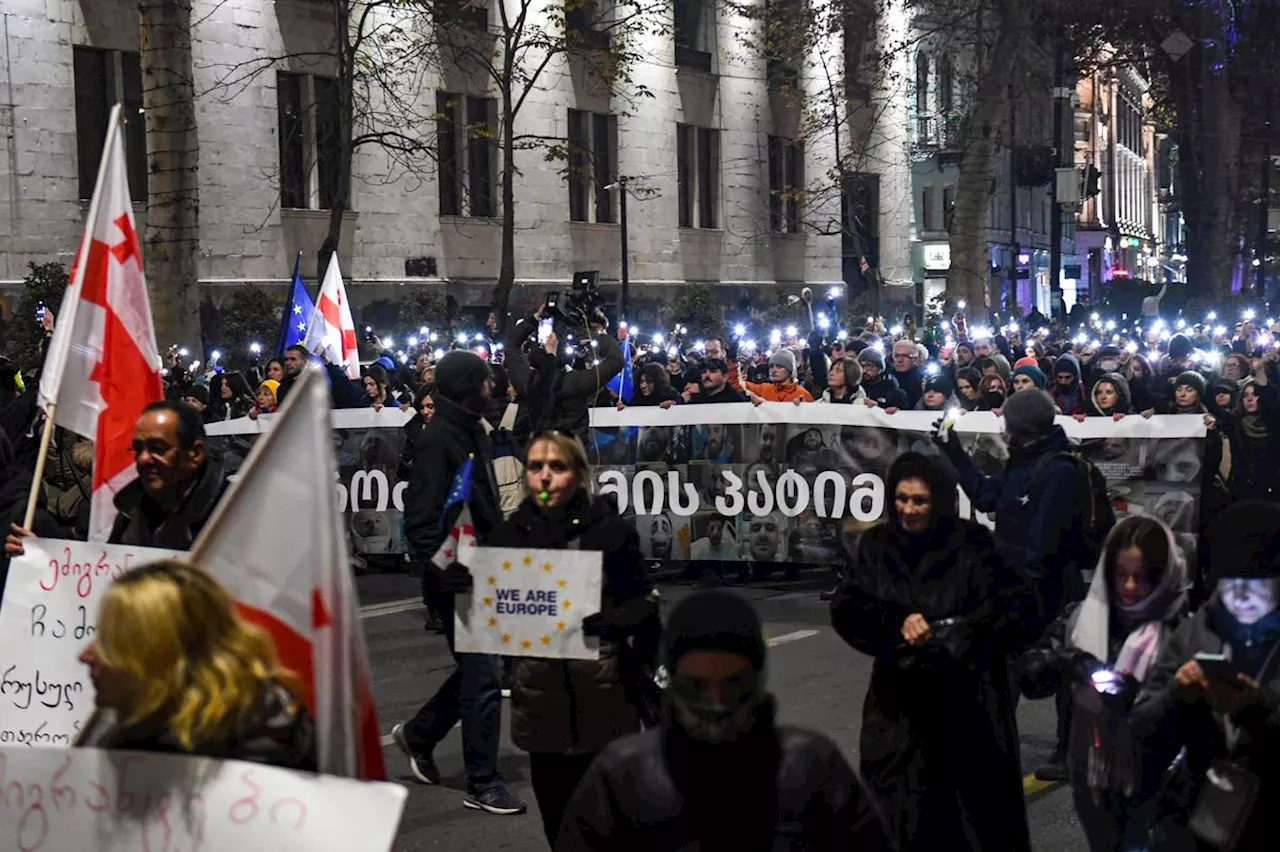 Géorgie : des milliers de manifestants pro-UE marchent vers le parlement à Tbilissi