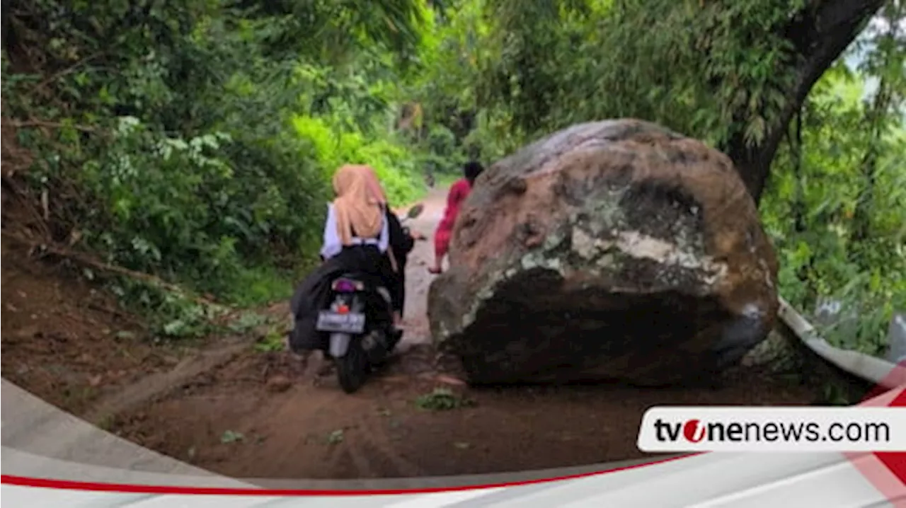 Longsoran Batu Raksasa Menutup Jalan, Aktivitas Warga Dua Desa di Nganjuk Terganggu