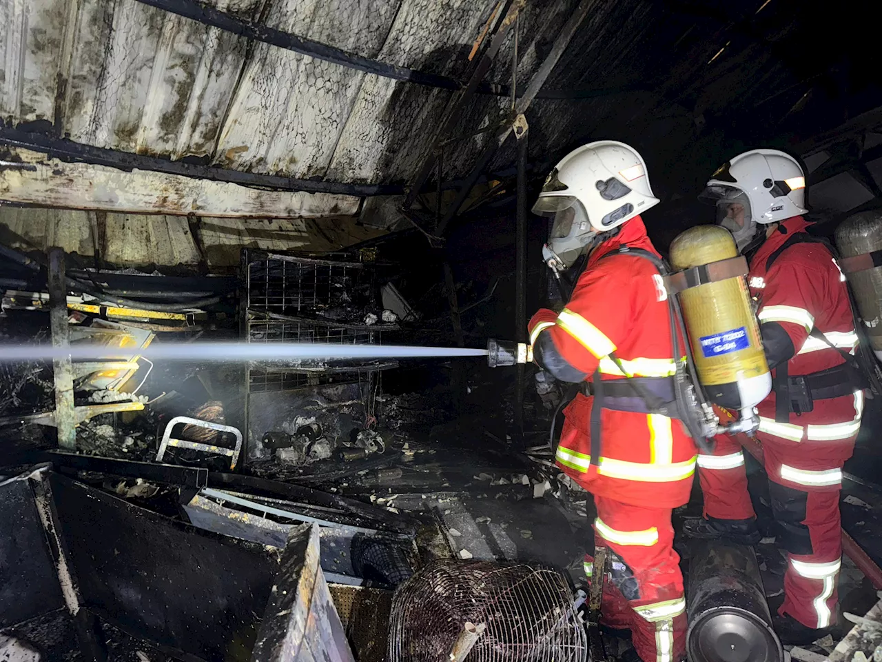 Sangka letupan mercun, rupanya kedai alat perkakasan terbakar