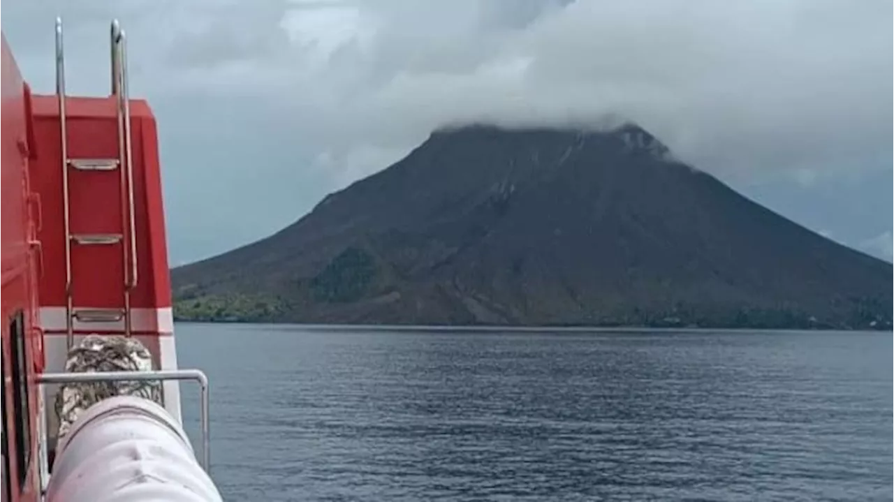 Gunung Ruang Mengalami 22 Kali Gempa Vulkanik, Asap Putih Setinggi 50-200 Meter dari Puncak