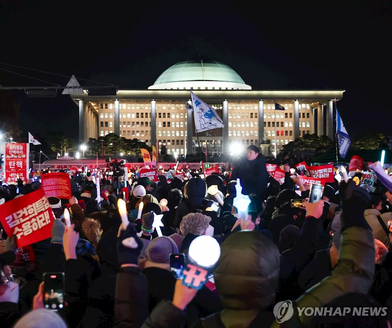 'K팝 댄스에 알록달록 응원봉 물결'…외신, 국회앞 집회 주목