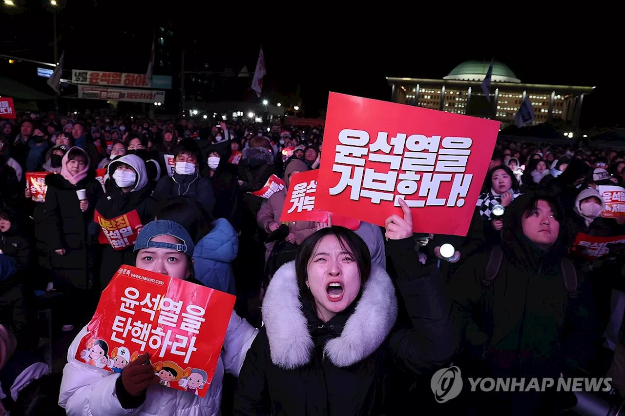 탄핵안 무산에 '탄식'…국회 둘러싸고 '포기 안 해'(종합)