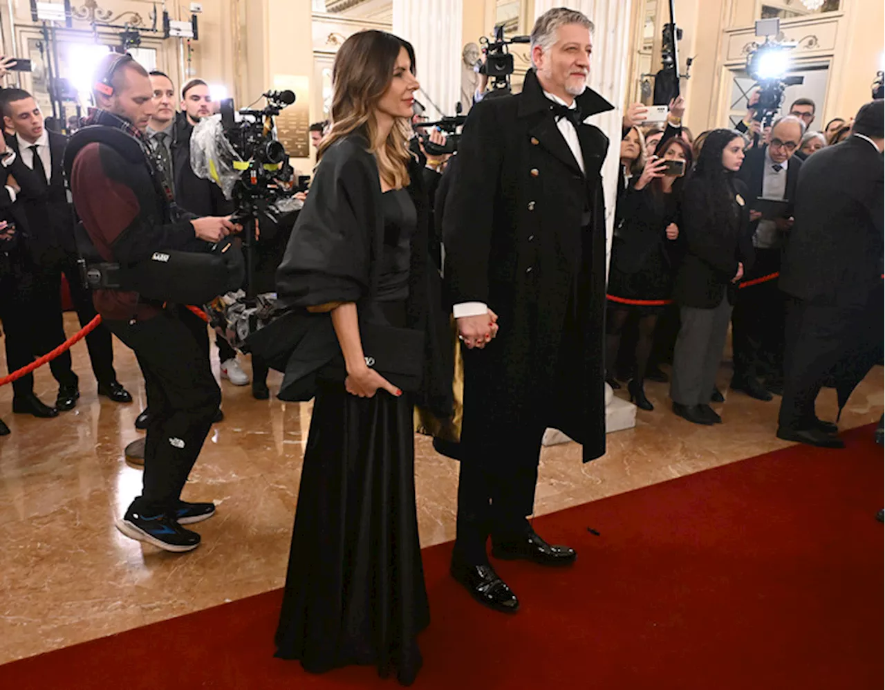 I look della prima della Scala, stile demure che vira sul nero