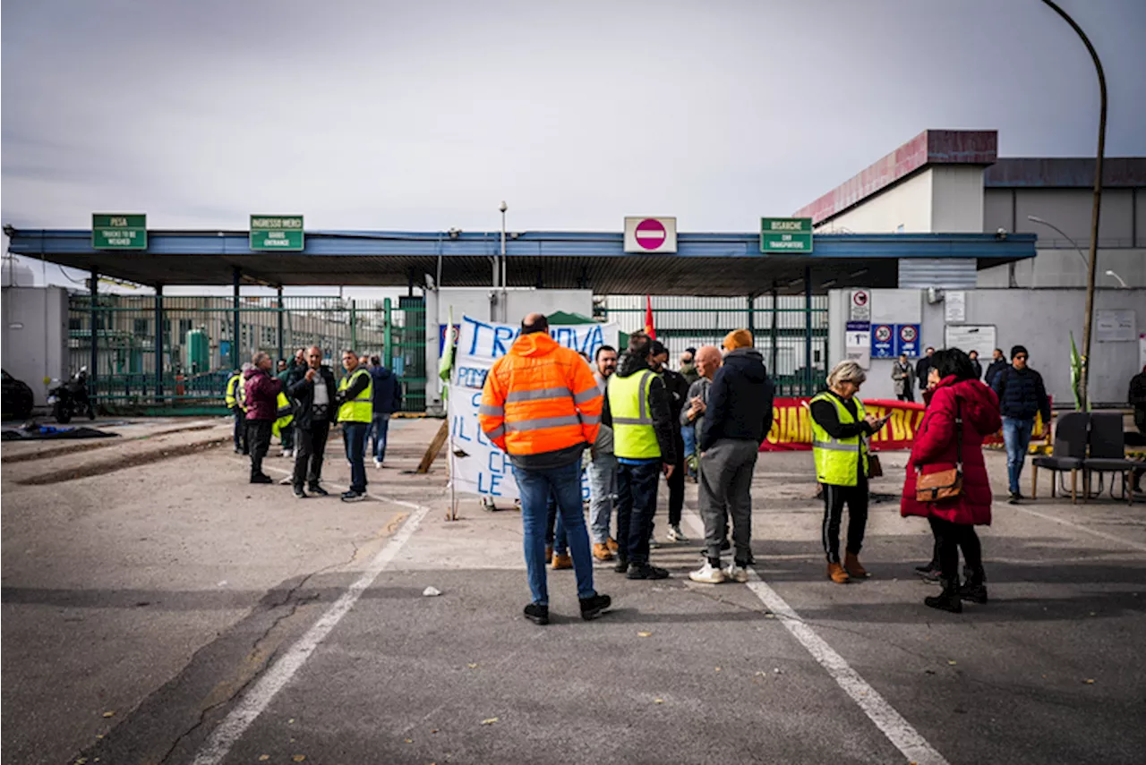 Tammurriata 'Bella ciao' per i lavoratori di Trasnova