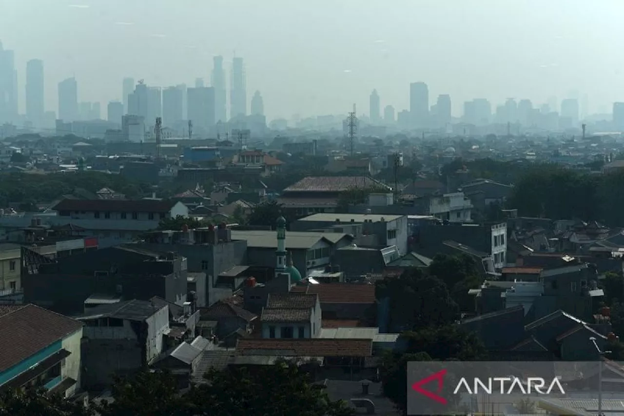 Kualitas udara Jakarta masuk kategori sedang pada Senin pagi