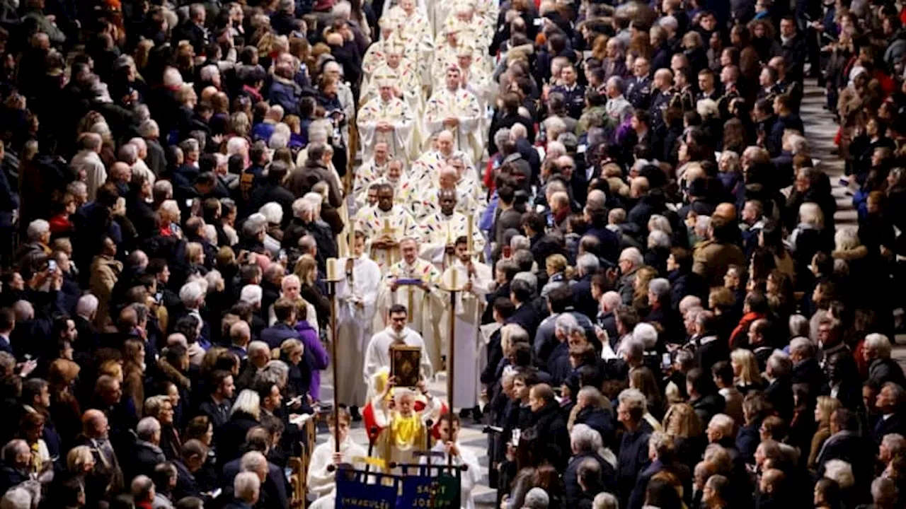 Notre-Dame: les premiers fidèles partagent leur 'joie' et leur 'ferveur' après la première messe