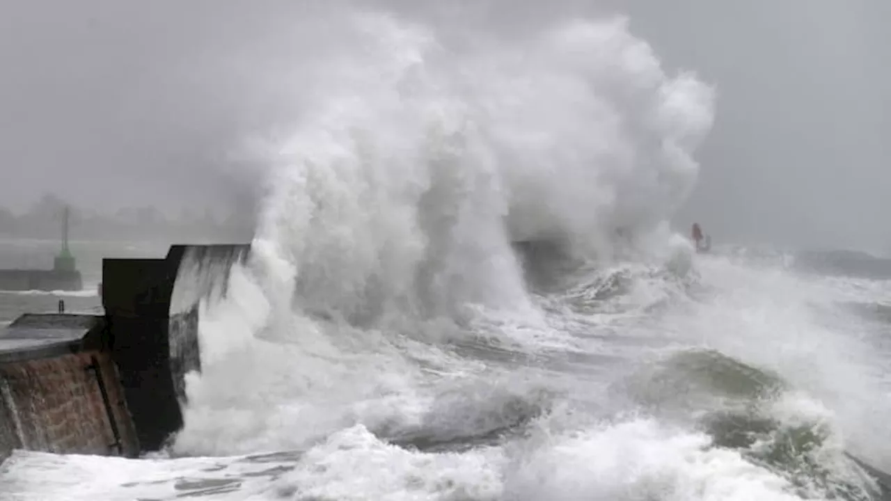 Tempête Darragh: 50.000 clients sans électricité en Bretagne et Normandie