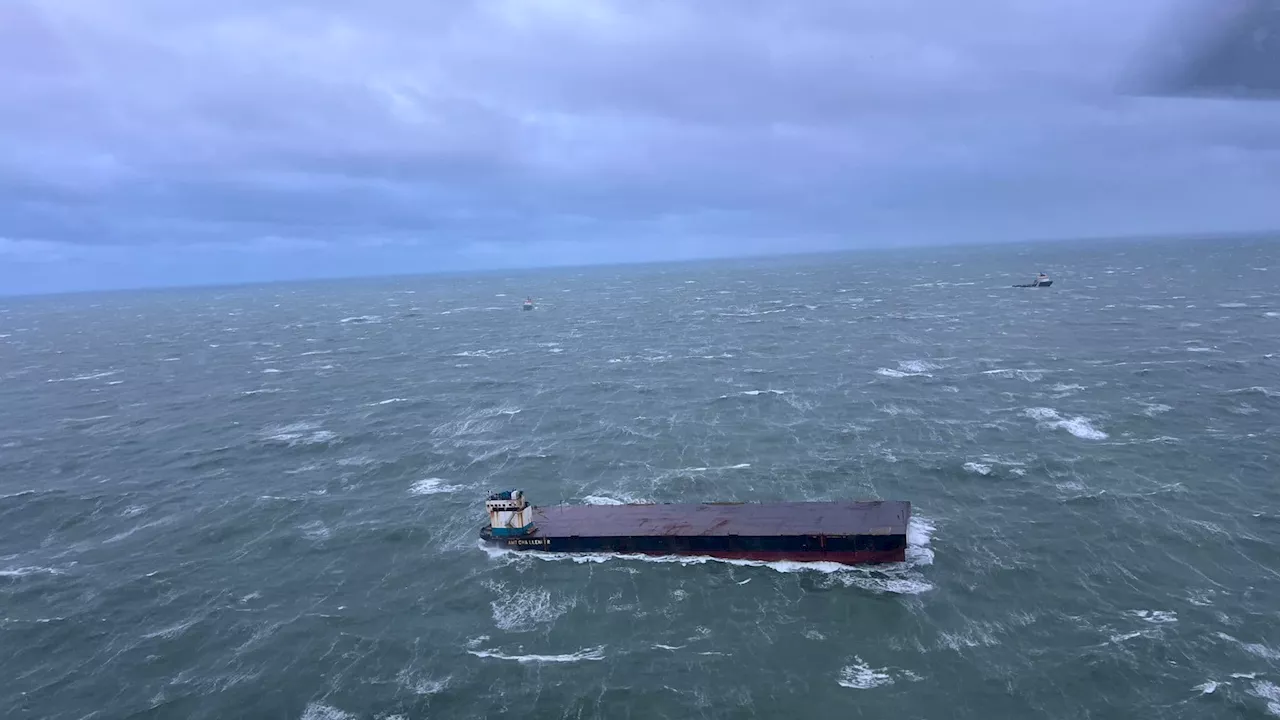 Tempête Darragh: une barge de plus de 120m de long s'échoue en Seine-Maritime