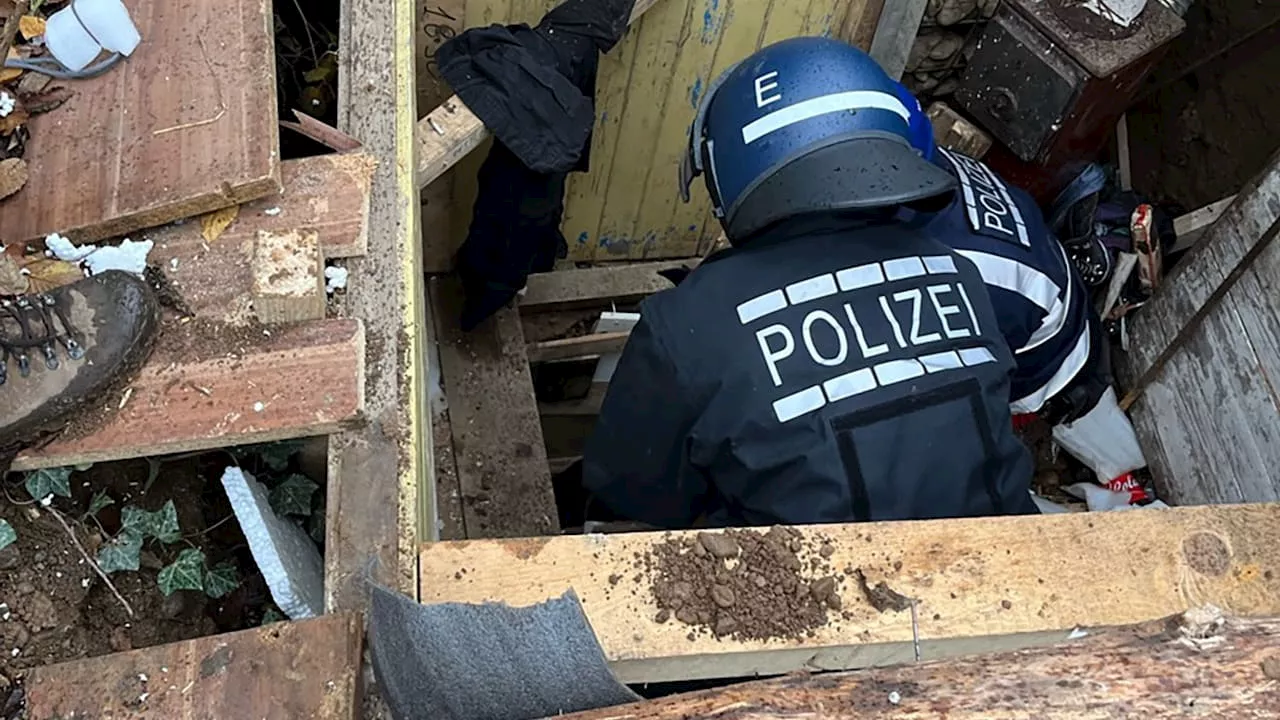 Besetzter Wald bei Freiburg: Polizei holt Klima-Betonierer aus Erdloch