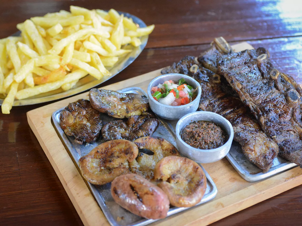 El asado perfecto tiene mollejas, chinchulines, chorizos y morcillas: ¿en qué orden van a la parrilla?