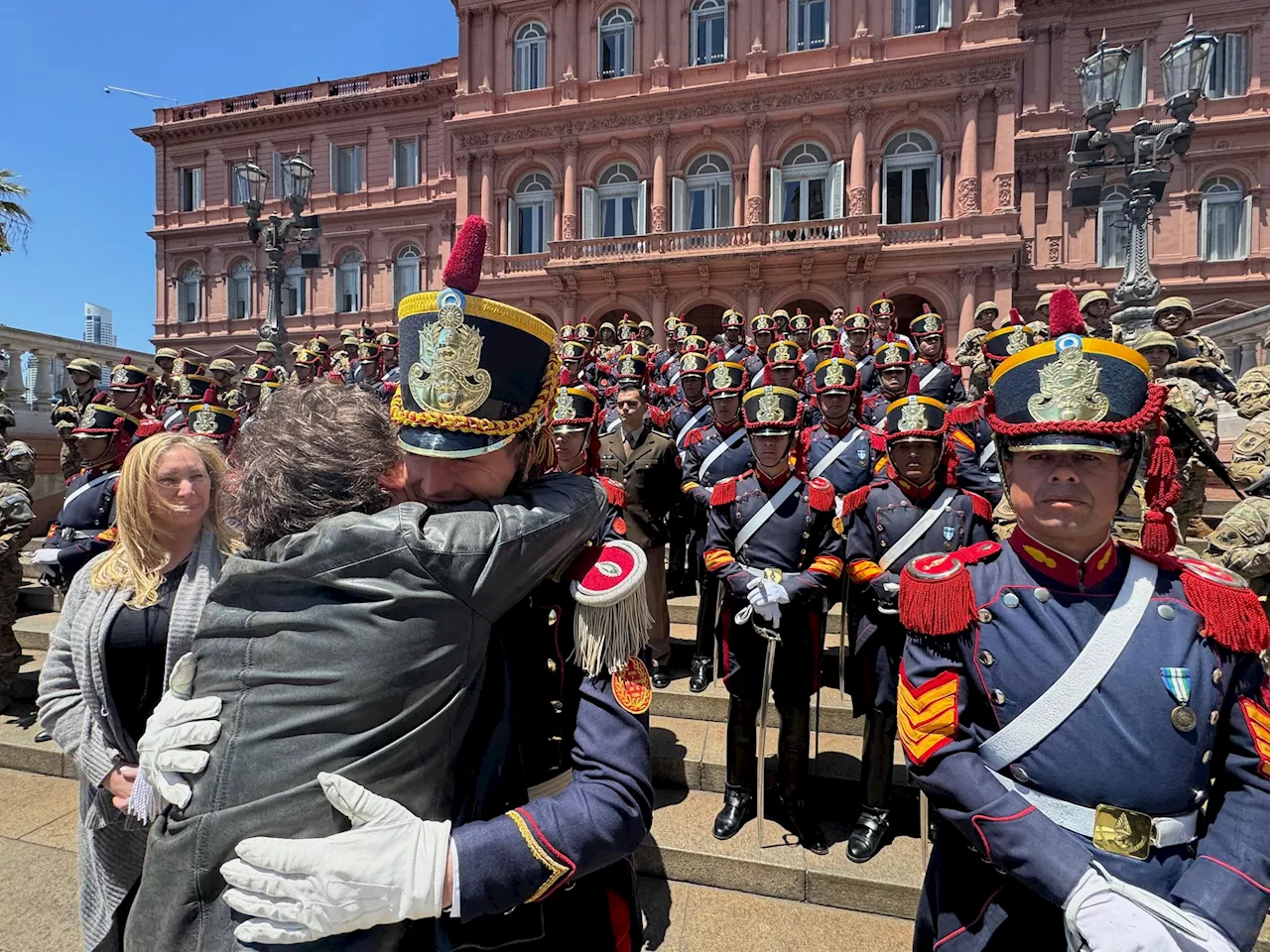 Javier Milei y sus medidas, EN VIVO: abrazos, emoción y una versión en vivo de 'Panic Show' en el encuentro del Presidente con los granaderos que cuidan la Casa Rosada