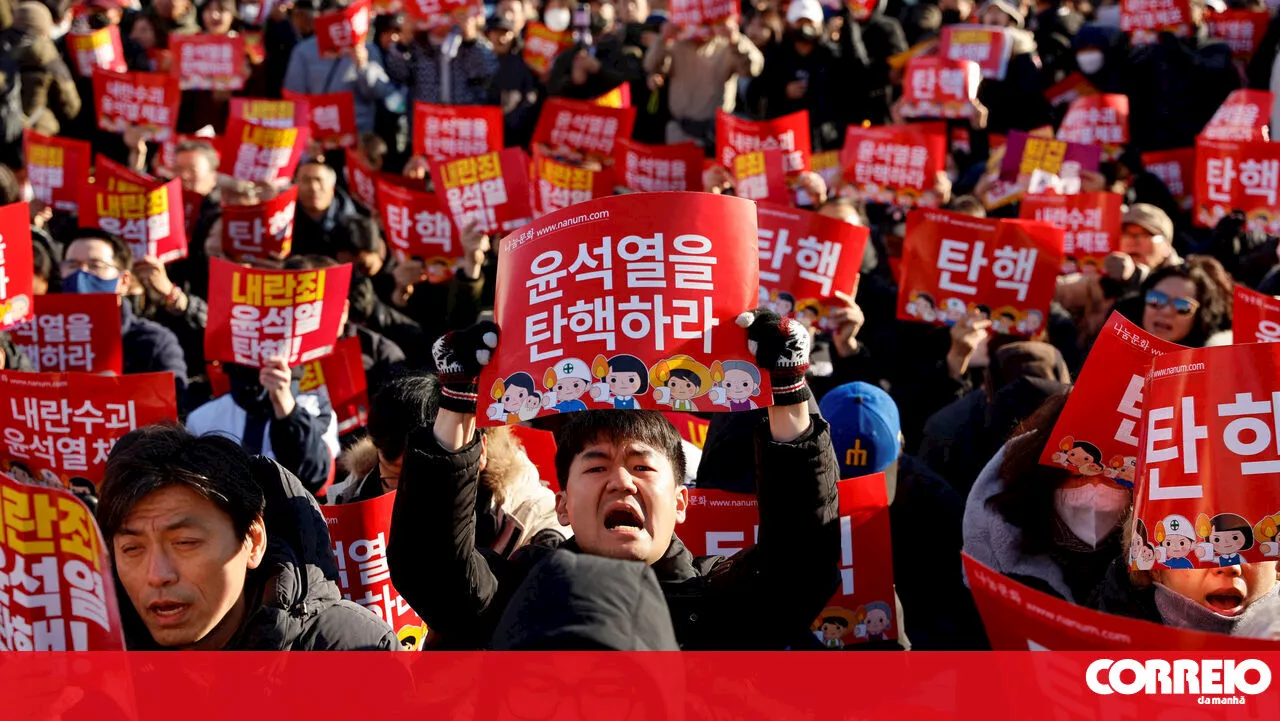 Para uma centena de resistentes protestos continuaram durante a noite na Coreia do Sul