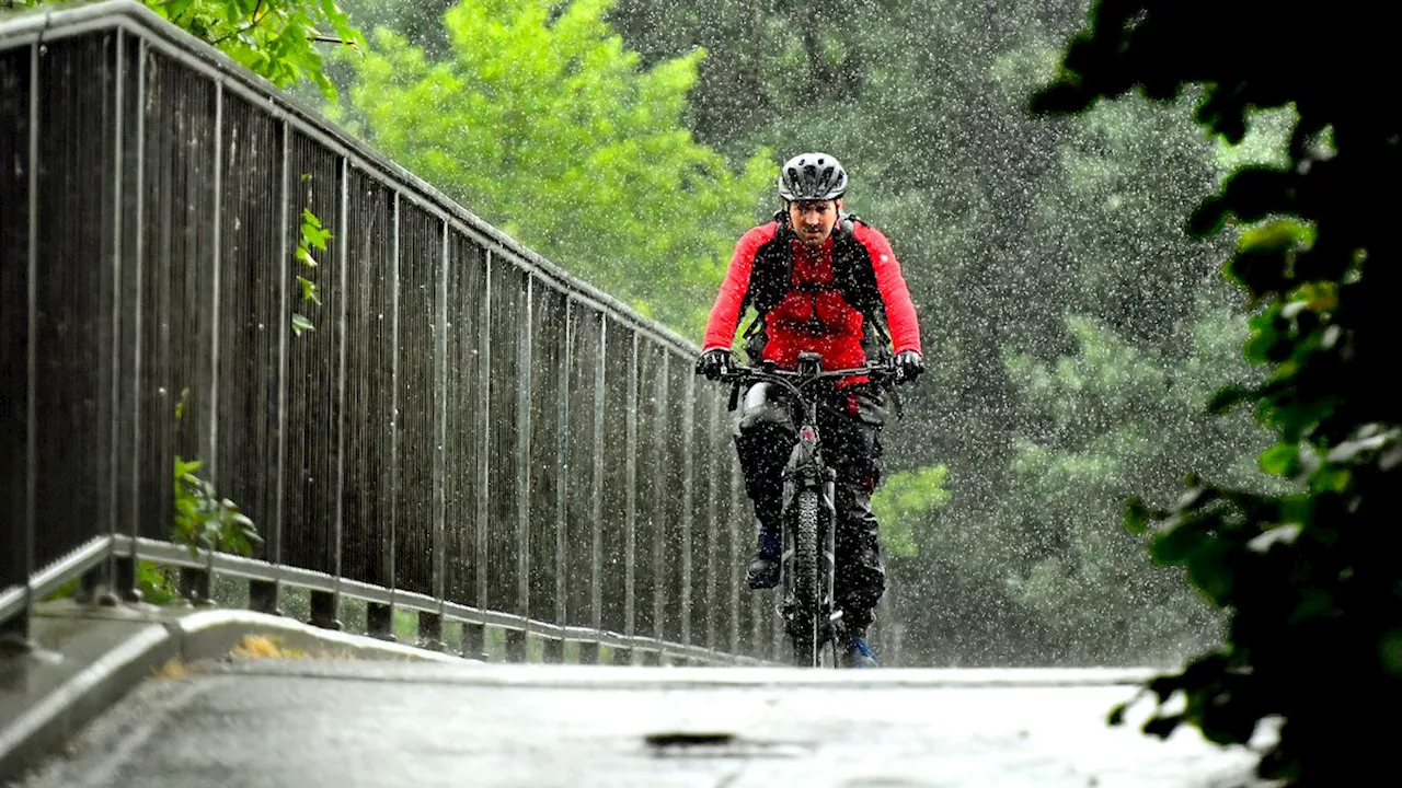 Fahrrad-Regenhosen im Test: Untenrum trocken