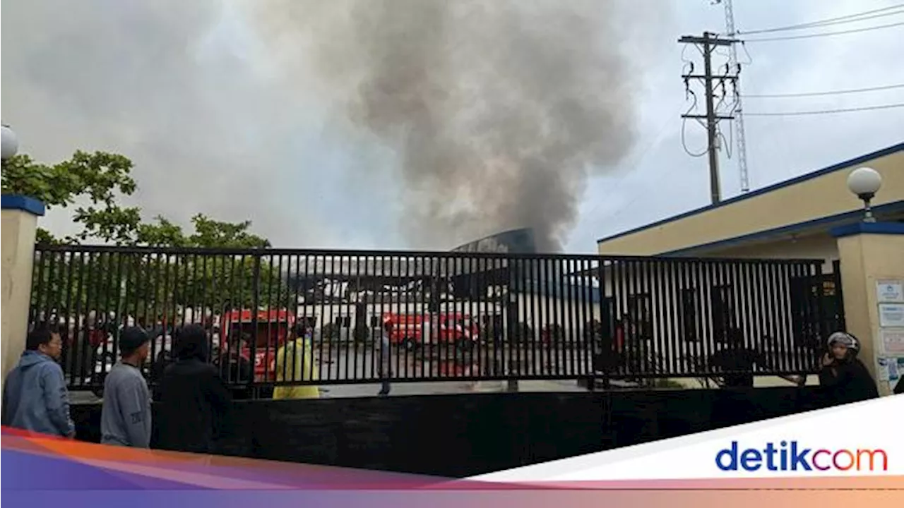 Kebakaran Hebat di Pabrik Garmen Tempuran Magelang, 14 Mobil Damkar Dikerahkan