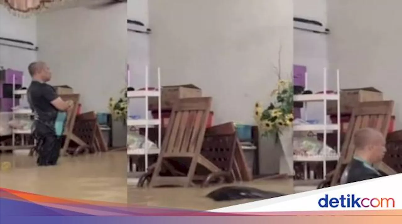 Viral Pria Salat di Tengah Banjir, Bagaimana dalam Pandangan Islam?