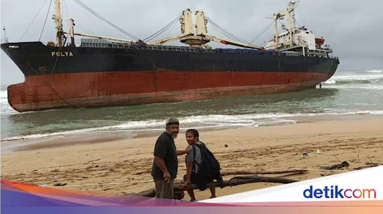 Kemenhub Selamatkan Awak Kapal yang Terdampar di Pantai Ujung Kulon