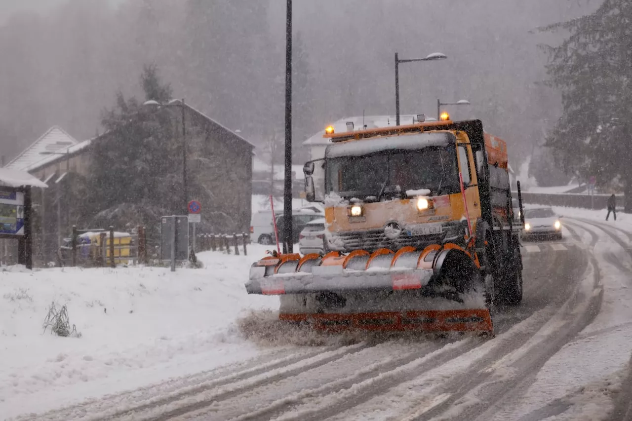 50 carreteras, afectadas por la nieve al final del puente de la Constitución