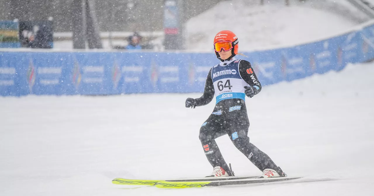 Katharina Schmid feiert Doppelsieg mit 27 Metern Vorsprung auf Selina Freitag: Deutsche Skispringerinnen strahlen