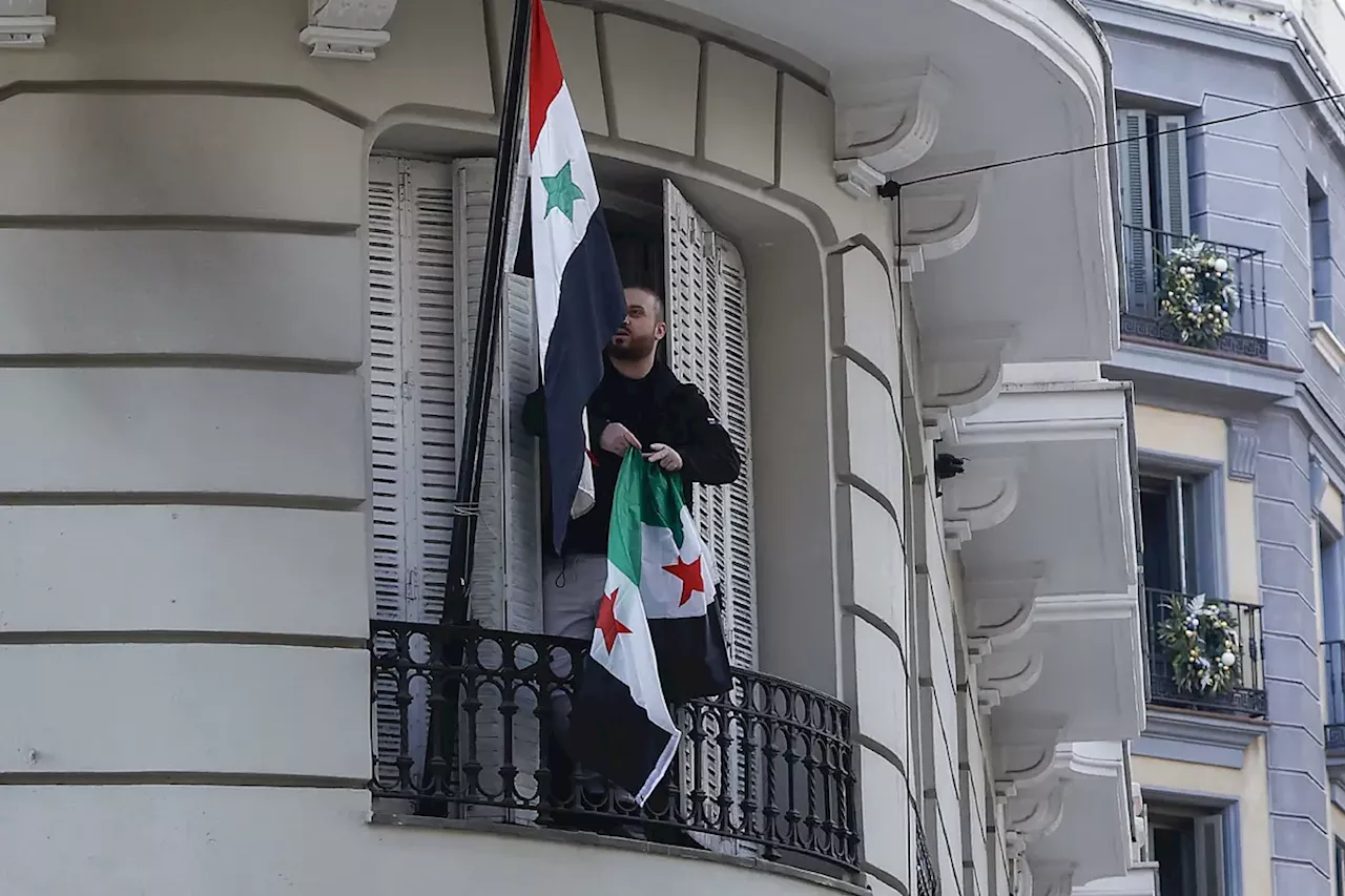 Cambian la bandera siria en la embajada de Madrid