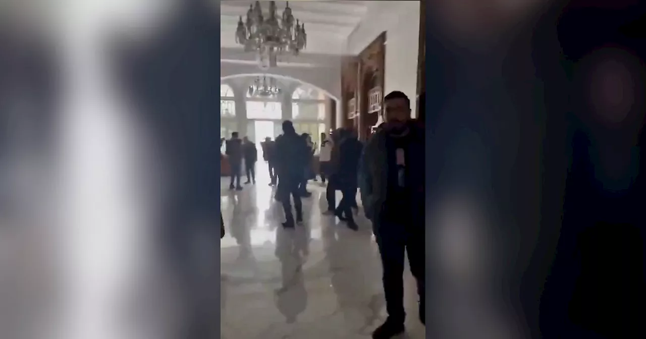 Siria, i ribelli entrano nel palazzo di Assad a Damasco: i video dentro l’abitazione del presidente…