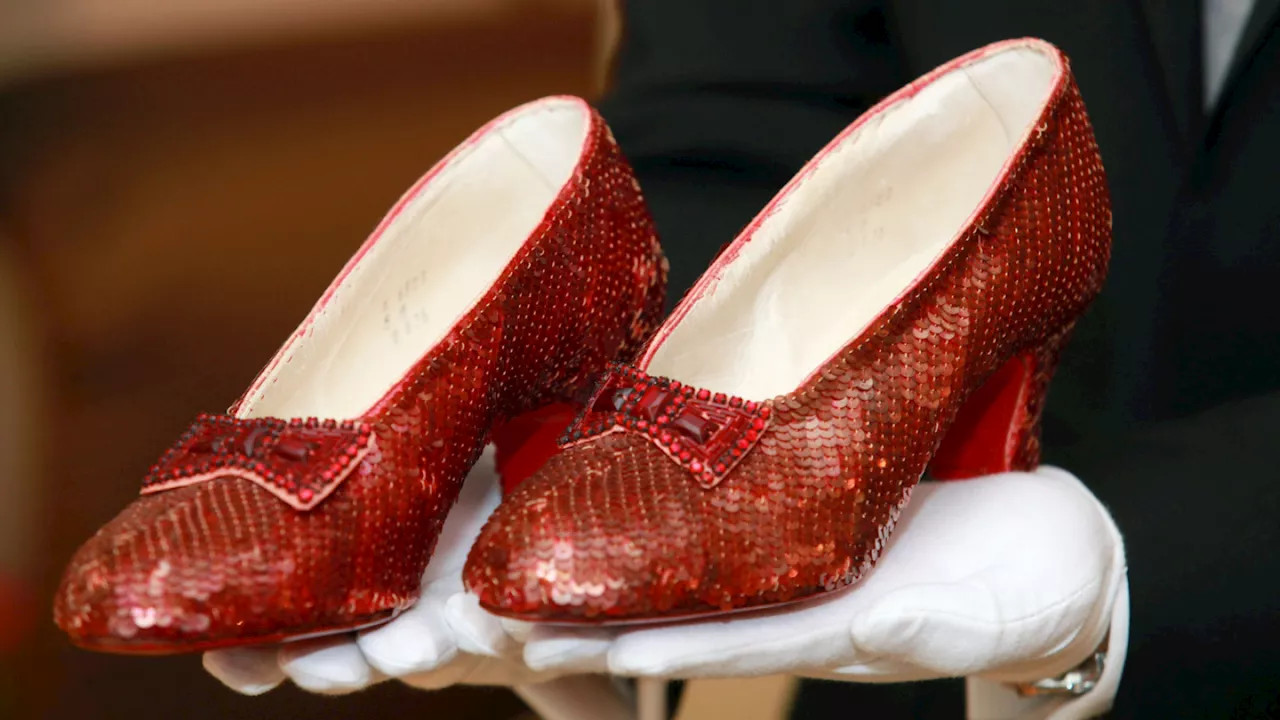 Subastan las icónicas zapatillas de rubí que uso Judy Garland en 'Mago de Oz'