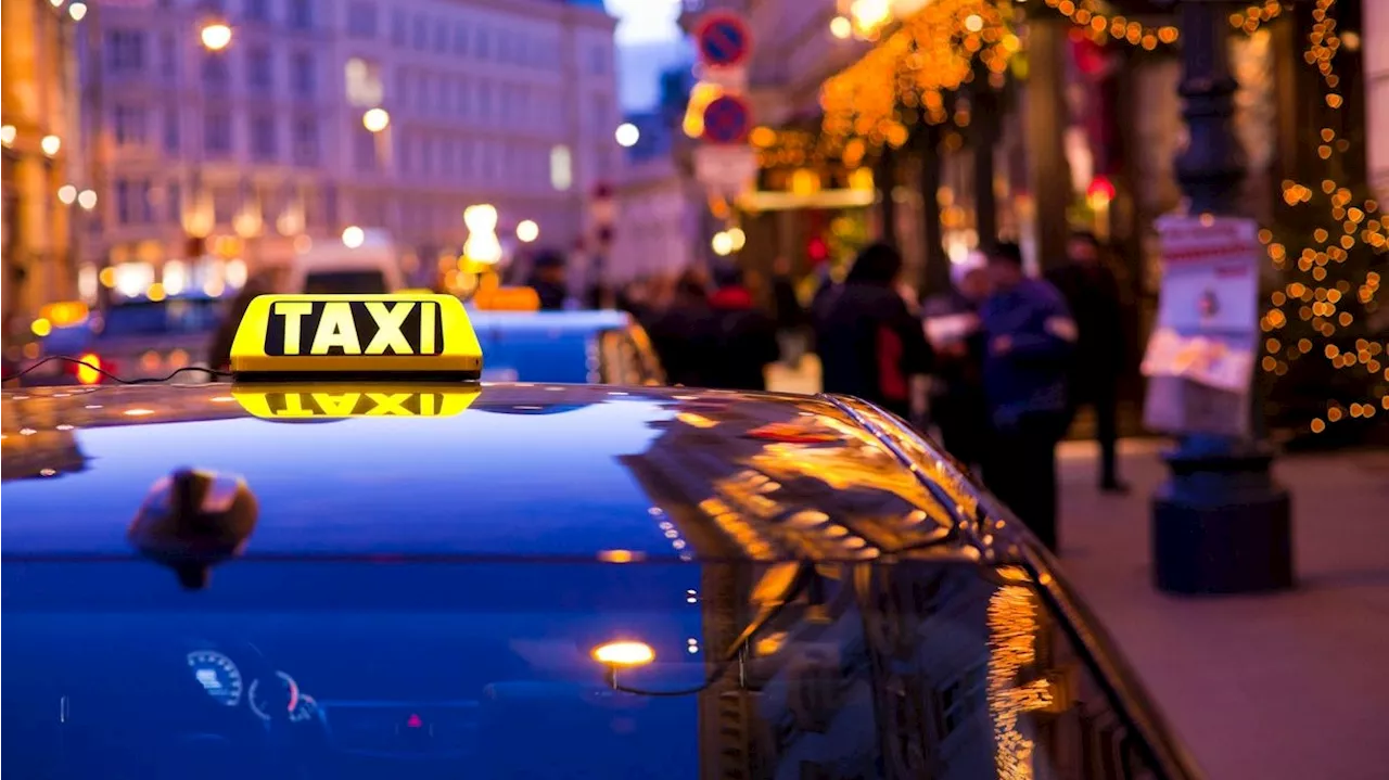 Taxler leistet Erste Hilfe - Kärntnerin fällt betrunken aus fahrendem Taxi