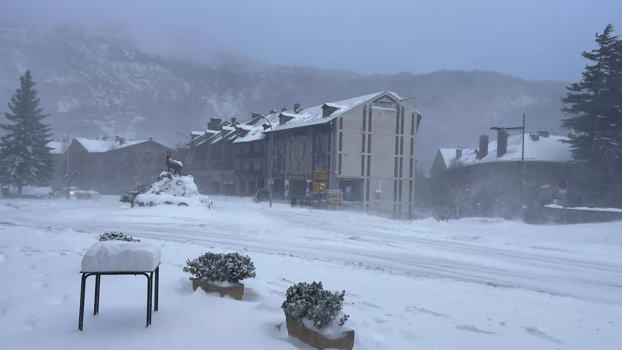 La nieve y las fuertes rachas de viento complican la circulación en el Pirineo aragonés