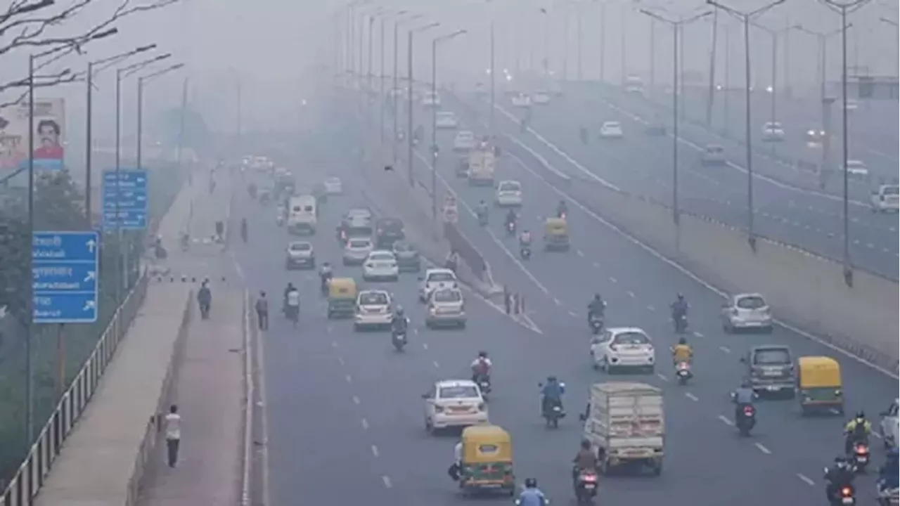 Delhi Pollution: दिल्ली में फिर पैर पसार रहा प्रदूषण, एयर क्वालिटी इंडेक्स 200 के पार; जानें NCR का हाल