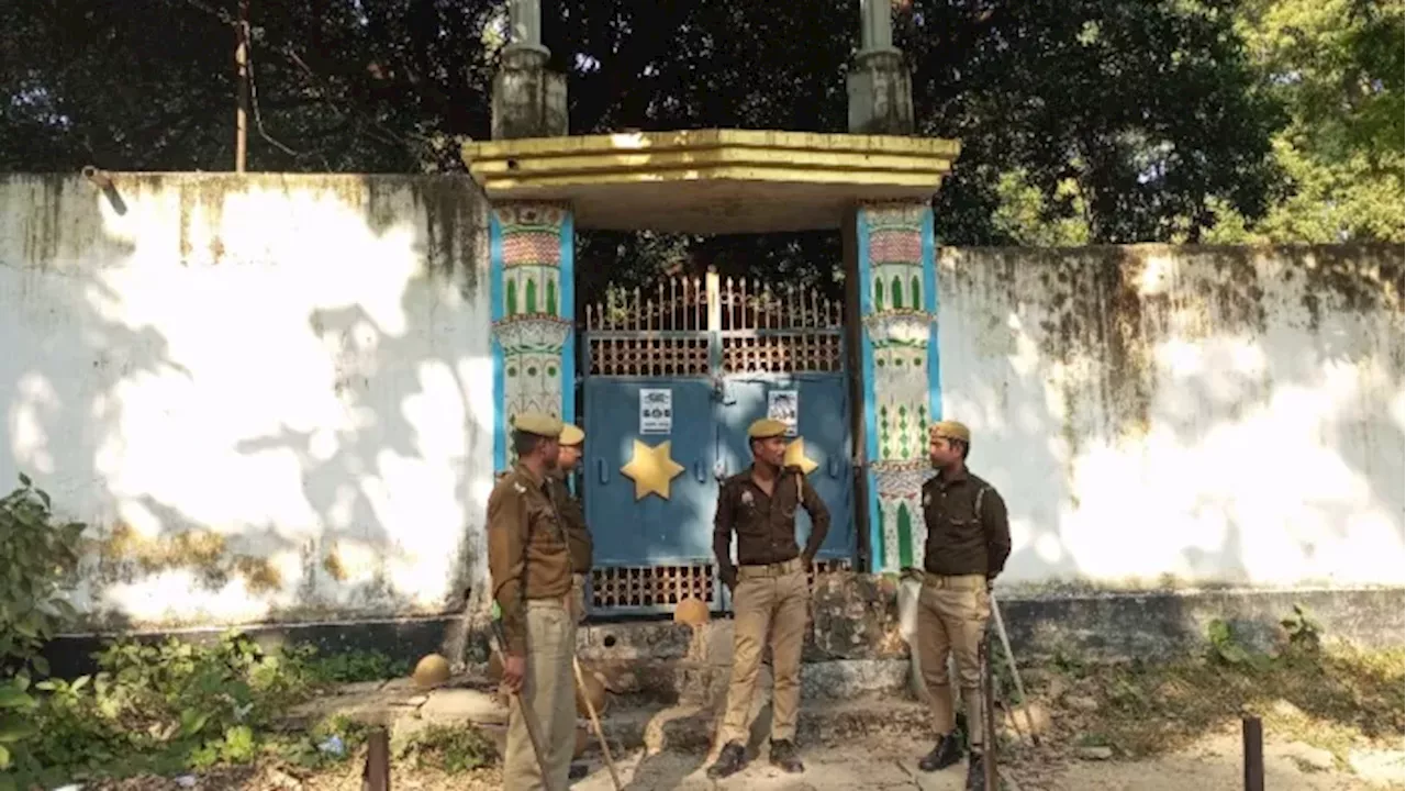 Varanasi News: यूपी कॉलेज में पूरे दिन रही पुलिस की चहलकदमी, पीएसी तैनात; मजार पर लगा रहा ताला